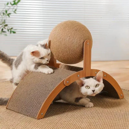 Deux chats jouant avec une station de griffage comprenant une grande balle rotative en sisal et une base en bois courbé avec surface en carton ondulé servant de tunnel.