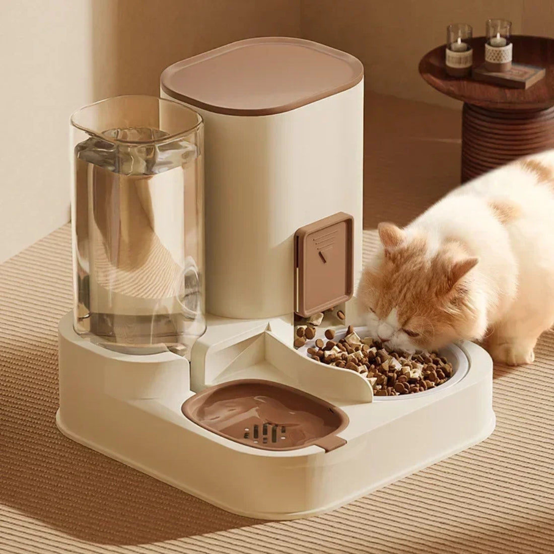 Station de nourrissage combinée pour chat couleur crème et marron, comprenant un distributeur de croquettes par gravité et un réservoir d'eau transparent avec bol anti-éclaboussures.