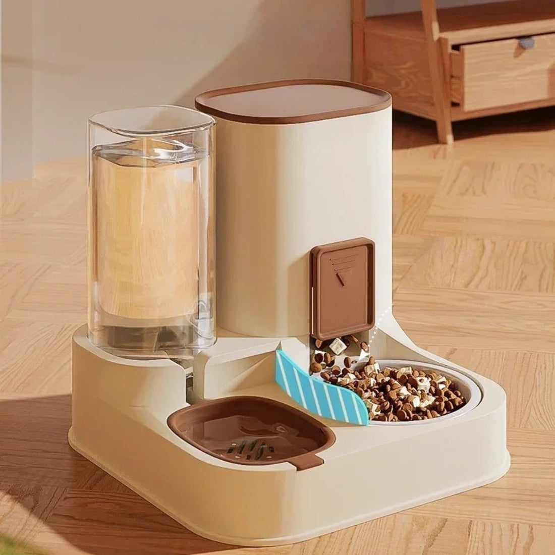 Station de nourrissage duo pour chat couleur crème et marron montrant le système de séparation étanche entre le bol d'eau par siphon et le distributeur de croquettes par gravité.
