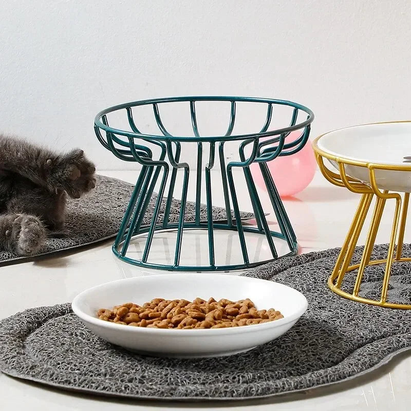 Support de gamelle surélevé pour chat en métal vert sapin avec bol en céramique blanche rempli de croquettes sur un tapis gris, design ergonomique pour le confort cervical.