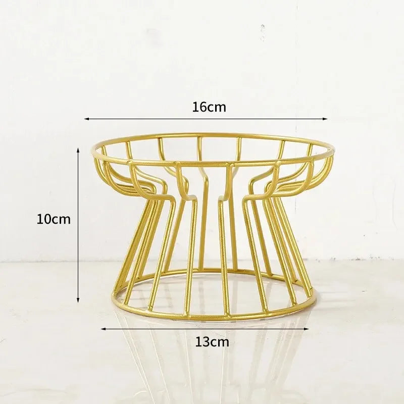 Support de gamelle surélevé en métal doré pour chat et petit chien, hauteur 10 cm, diamètre supérieur 16 cm et base 13 cm, design ergonomique et stable.