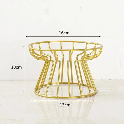 Support de gamelle surélevé en métal doré pour chat et petit chien, hauteur 10 cm, diamètre supérieur 16 cm et base 13 cm, design ergonomique et stable.