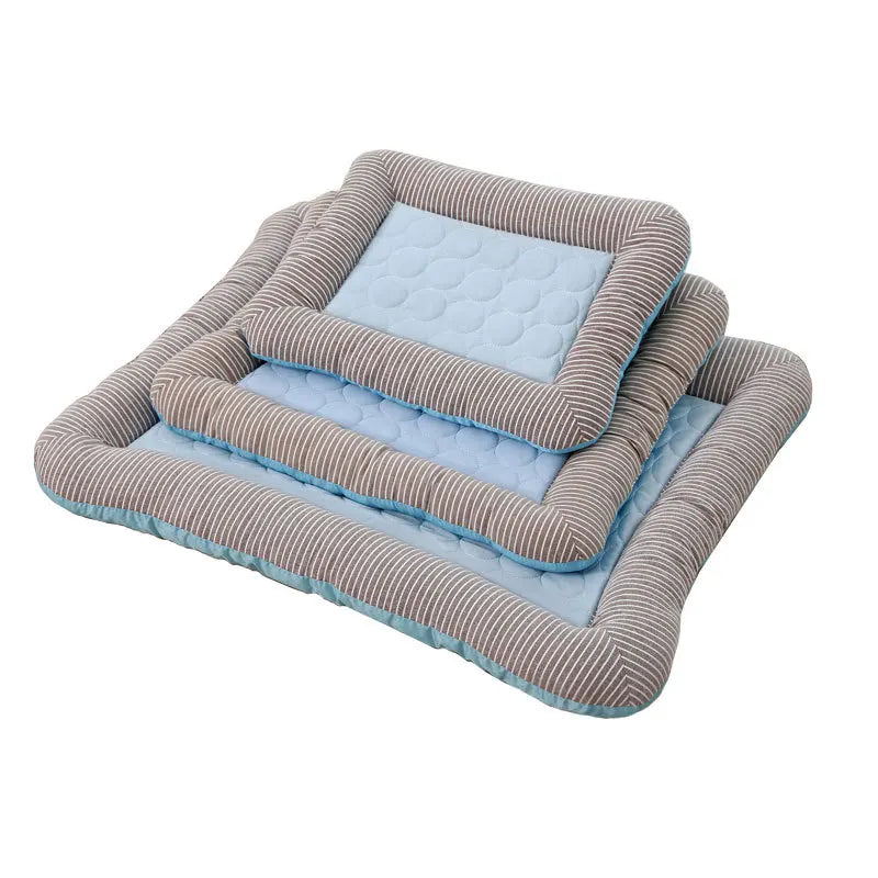 Empilement de trois tailles de tapis rafraichissant chien et chat avec rebords rembourrés gris rayés. L'image présente le lit et coussin rafraichissant pour chat bleu matelassé en soie glacée sur fond blanc. Panier d'été auto-rafraichissant, respirant et moelleux, disponible en plusieurs dimensions. Qualité Les Trésors d'Owka.