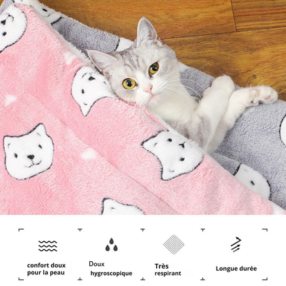Gros plan d'un chat installé sur un tapis chat en peluche rose et gris. L'image présente quatre icônes techniques : confort cutané, absorption, haute respirabilité et durabilité. Coussin à chat douillet et sain, idéal comme coussin pour chat respirant et longue durée. Qualité Les Trésors d'Owka.