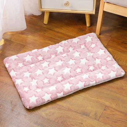 Tapis chat rectangulaire rose avec motifs étoiles blanches, posé sur un parquet chaleureux. Ce coussin à chat matelassé en peluche épaisse offre un confort thermique et une douceur extrême. Coussin pour chat au design élégant et moderne, idéal pour un repos cocooning. Qualité prestige Les Trésors d'Owka.