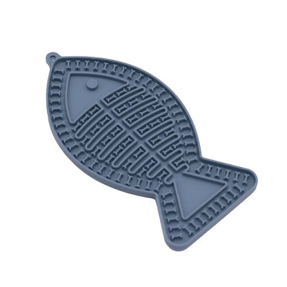 Tapis de léchage en silicone alimentaire gris en forme de poisson pour chat et chien. Ce tapis à lécher anti-stress avec textures en relief favorise l'apaisement et ralentit la prise alimentaire. Un tapis léchage ergonomique avec ventouses idéal pour l'occupation mentale de votre animal.