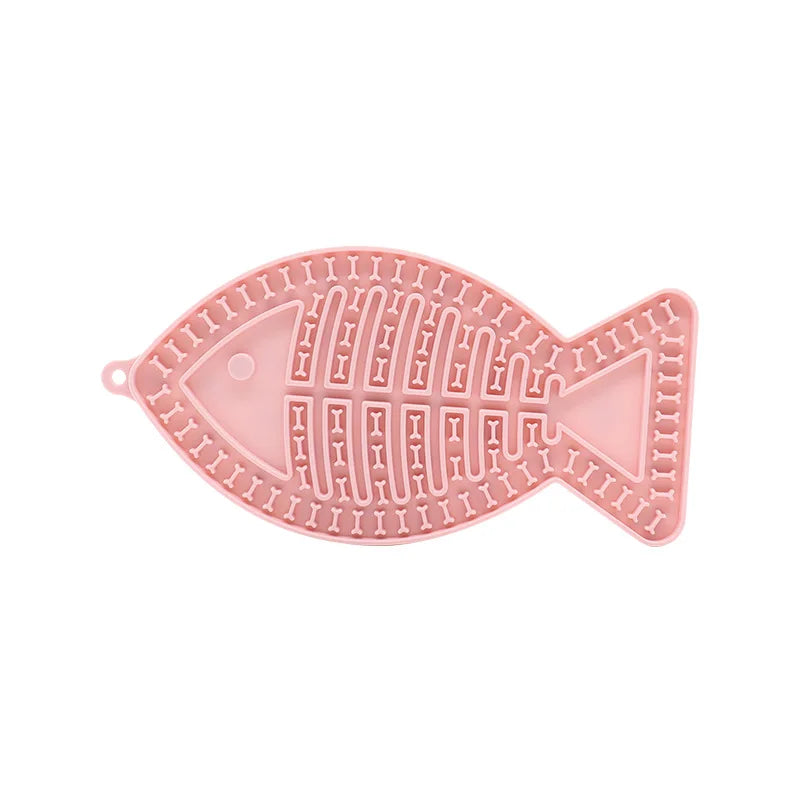 Tapis de léchage en silicone alimentaire rose en forme de poisson pour chat et chien. Ce tapis à lécher anti-stress avec textures en relief favorise l'apaisement par la sécrétion d'endorphines et ralentit la prise alimentaire. Un tapis léchage ergonomique avec ventouses idéal pour l'occupation mentale de votre animal.