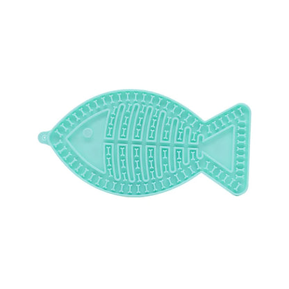 Tapis de léchage en silicone alimentaire vert menthe en forme de poisson pour chat et chien. Ce tapis à lécher anti-stress avec textures en relief favorise l'apaisement et ralentit la prise alimentaire. Un tapis léchage ergonomique avec ventouses idéal pour l'occupation mentale de votre animal.