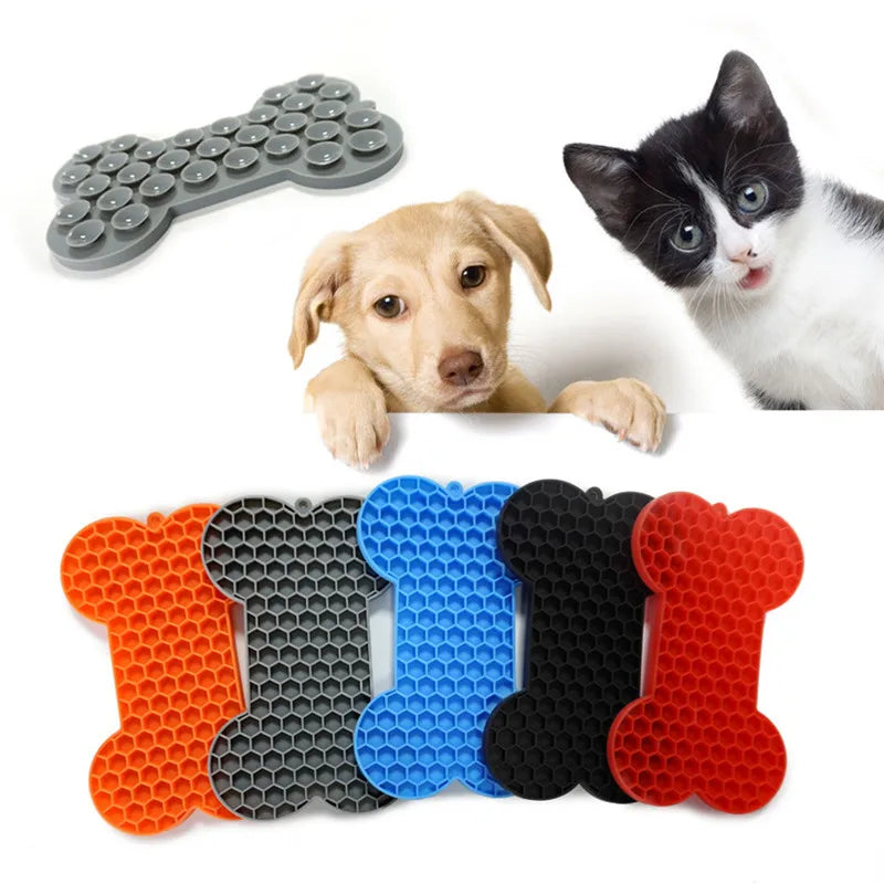 Gamme de tapis de léchage pour chien et chat en forme d'os avec 37 ventouses de fixation, disponible en orange, bleu, rouge, gris et noir. Ce tapis à lécher en silicone alimentaire est l'accessoire d'occupation idéal pour apaiser votre animal pendant le bain. Un tapis léchage robuste et design pour réduire l'anxiété de votre compagnon.