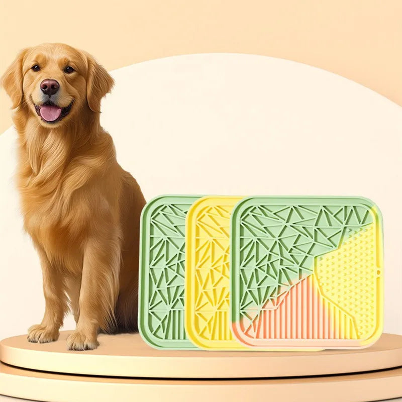 Gamme de tapis de léchage carrés pour chien en silicone alimentaire, disponibles en vert, jaune et tricolore. Ce tapis à lécher anti-stress avec quatre textures variées permet une occupation mentale saine et ralentit la prise alimentaire. Un tapis léchage ergonomique et robuste pour apaiser votre animal au quotidien.