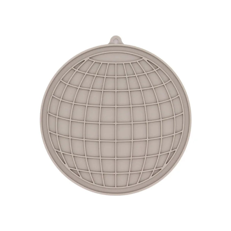 Tapis de léchage circulaire en silicone alimentaire beige pour chien et chat avec textures quadrillées pour l'enrichissement. Ce tapis à lécher anti-stress et anti-glouton favorise l'apaisement et l'hygiène bucco-dentaire de votre animal. Un tapis léchage durable et design idéal pour une occupation mentale saine.