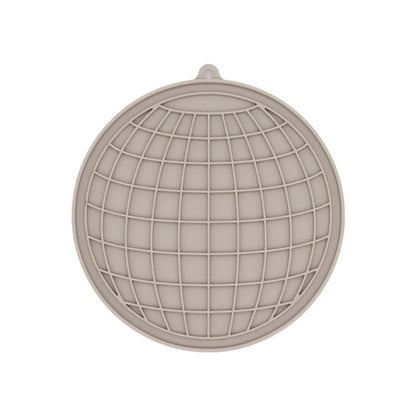 Tapis de léchage circulaire en silicone alimentaire beige pour chien et chat avec textures quadrillées pour l'enrichissement. Ce tapis à lécher anti-stress et anti-glouton favorise l'apaisement et l'hygiène bucco-dentaire de votre animal. Un tapis léchage durable et design idéal pour une occupation mentale saine.
