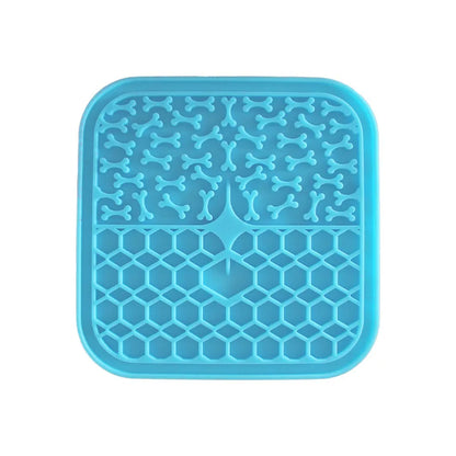 Tapis de léchage en silicone alimentaire bleu pour chien et chat avec textures nid d'abeille et motifs os. Ce tapis à lécher anti-stress et anti-glouton favorise l'apaisement par le léchage et offre une occupation mentale saine. Un tapis léchage robuste et facile à nettoyer pour réduire l'anxiété de votre animal au quotidien.