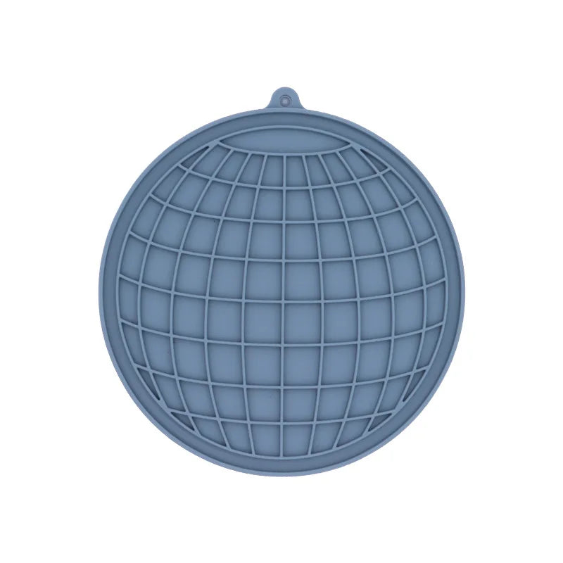 Tapis de léchage circulaire en silicone alimentaire bleu denim pour chien et chat avec textures géométriques pour l'enrichissement. Ce tapis à lécher anti-stress et anti-glouton favorise l'apaisement et l'hygiène bucco-dentaire de votre animal. Un tapis léchage durable et design idéal pour une occupation mentale saine.