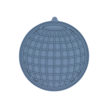 Tapis de léchage circulaire en silicone alimentaire bleu denim pour chien et chat avec textures géométriques pour l'enrichissement. Ce tapis à lécher anti-stress et anti-glouton favorise l'apaisement et l'hygiène bucco-dentaire de votre animal. Un tapis léchage durable et design idéal pour une occupation mentale saine.