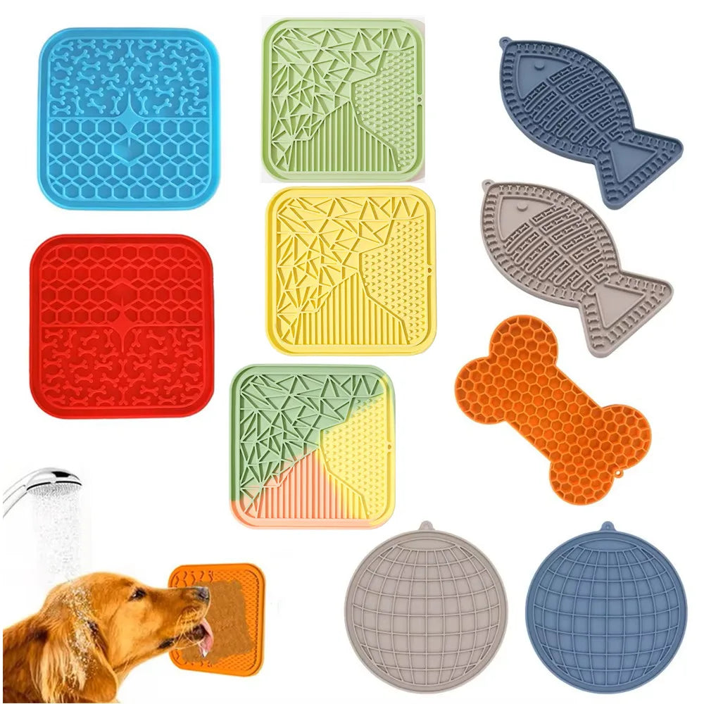 Gamme de tapis de léchage en silicone alimentaire pour chien et chat avec ventouses puissantes, disponibles en plusieurs formes et couleurs. Ce tapis à lécher anti-anxiété et anti-glouton facilite les soins et le bain tout en offrant une occupation mentale saine. Un tapis léchage durable et facile à nettoyer pour le bien-être de votre animal.