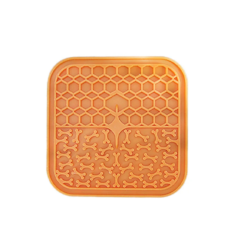 Tapis de léchage carré orange en silicone alimentaire pour chien et chat avec textures nid d'abeille et motifs os. Ce tapis à lécher anti-stress et anti-glouton favorise l'apaisement par le léchage et offre une occupation mentale saine. Un tapis léchage robuste et facile à nettoyer pour réduire l'anxiété de votre animal au quotidien.