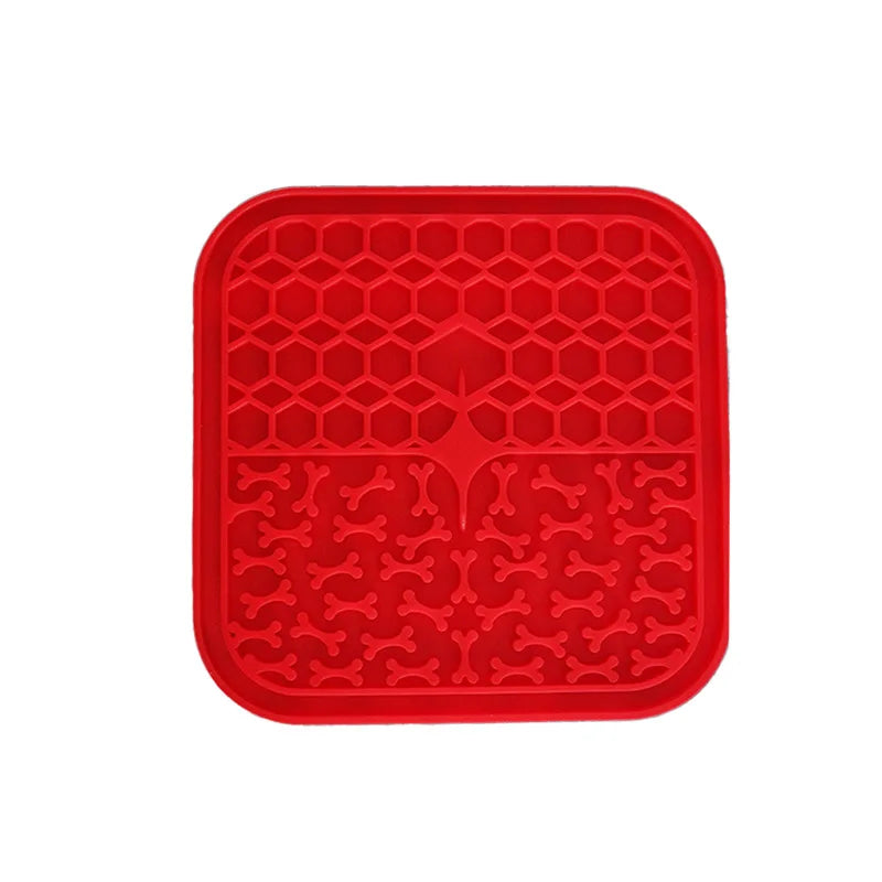 Tapis de léchage en silicone alimentaire rouge pour chien et chat avec textures nid d'abeille. Ce tapis à lécher anti-stress et anti-glouton favorise l'apaisement par le léchage et offre une occupation mentale saine. Un tapis léchage robuste et facile à nettoyer pour réduire l'anxiété de votre animal au quotidien.