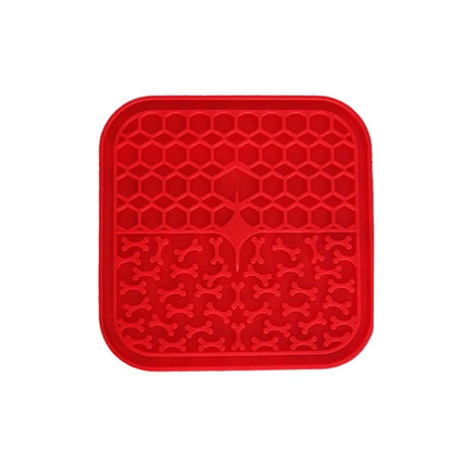 Tapis de léchage en silicone alimentaire rouge pour chien et chat avec textures nid d'abeille. Ce tapis à lécher anti-stress et anti-glouton favorise l'apaisement par le léchage et offre une occupation mentale saine. Un tapis léchage robuste et facile à nettoyer pour réduire l'anxiété de votre animal au quotidien.