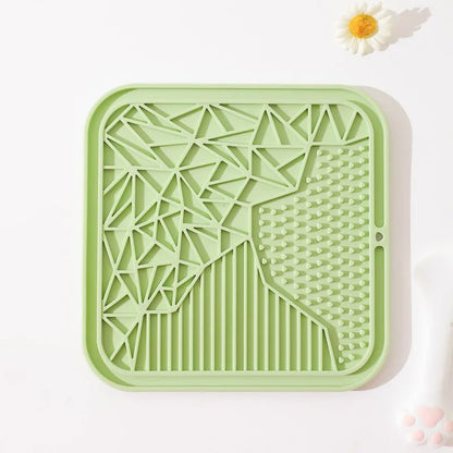 Tapis de léchage carré vert sauge en silicone alimentaire pour chien et chat avec 4 textures variées pour l'enrichissement. Ce tapis à lécher anti-stress et anti-glouton favorise l'apaisement et l'hygiène bucco-dentaire de votre animal. Un tapis léchage durable et design idéal pour une occupation mentale saine.