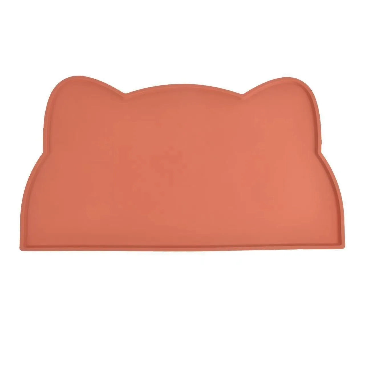 Photographie de face sur fond blanc du tapis gamelles chat en silicone coloris terracotta de la marque Les Trésors d'Owka. Ce tapis chat présente un design original en forme de tête de félin avec des rebords surélevés anti-débordement pour stopper les projections d'eau et de nourriture. Fabriqué en silicone alimentaire antidérapant et imperméable, ce tapis gamelles offre une protection optimale de vos sols tout en apportant une touche décorative chaleureuse à votre intérieur. Sa finition mate et sa couleur 