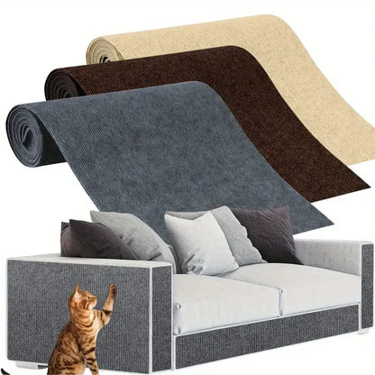 Montage montrant trois coloris (gris, marron, beige) de tapis griffoir chat en rouleau et son application sur un canapé moderne. L'image illustre comment ce tapis griffoir pour chat adhésif protège les accoudoirs et la base du mobilier contre les griffures. Un tapis griffoir a chat découpable et esthétique qui s'intègre parfaitement à votre décoration intérieure. Idéal pour détourner l'instinct de griffade du félin et sauver vos textiles, ce produit durable est un indispensable du bien-être animal chez Les 