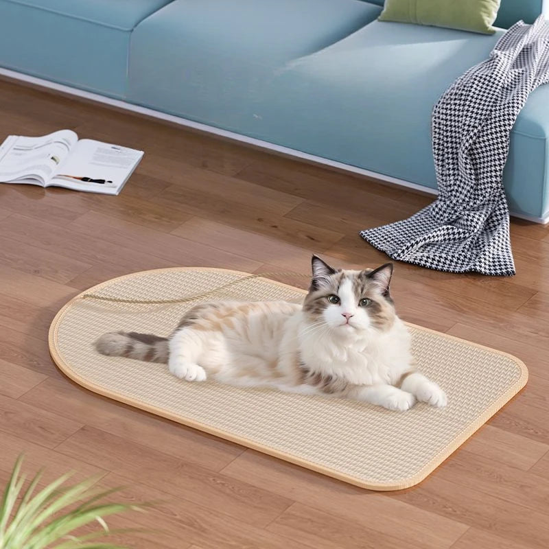 Tapis griffoir pour chat en sisal naturel utilisé au sol dans un salon. Un chat de race Ragdoll est allongé sur le griffoir chat en forme d'arche Les Trésors d'Owka. Griffoir sisal chat polyvalent, idéal comme tapis de griffage horizontal et zone de repos.