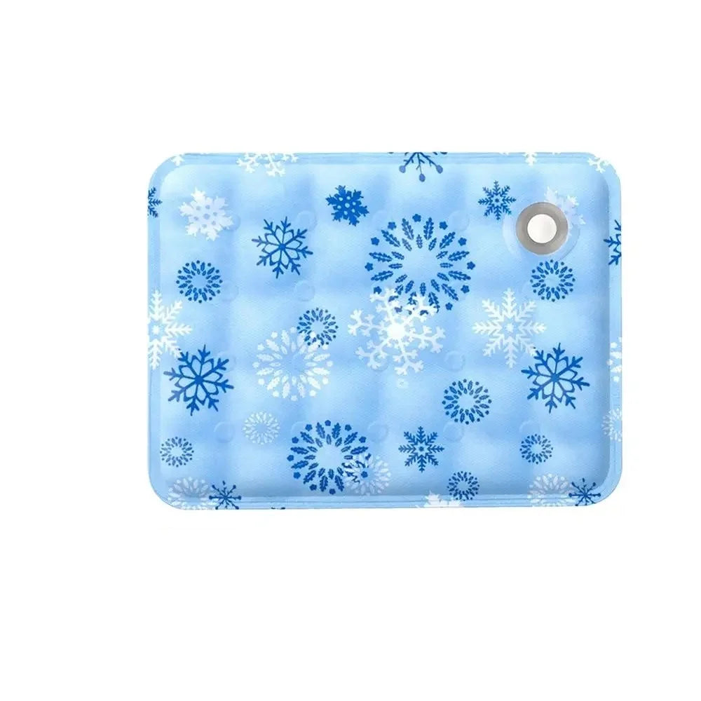 Packshot d'un tapis rafraichissant chat bleu clair avec motifs flocons de neige blancs. Ce coussin rafraichissant chat matelassé au gel haute performance garantit un refroidissement immédiat par contact. Coussin froid pour chat détouré sur fond blanc, indispensable contre la canicule. Qualité premium Les Trésors d'Owka.