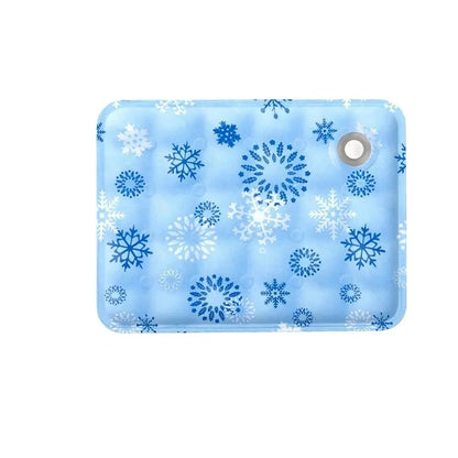 Packshot d'un tapis rafraichissant chat bleu clair avec motifs flocons de neige blancs. Ce coussin rafraichissant chat matelassé au gel haute performance garantit un refroidissement immédiat par contact. Coussin froid pour chat détouré sur fond blanc, indispensable contre la canicule. Qualité premium Les Trésors d'Owka.
