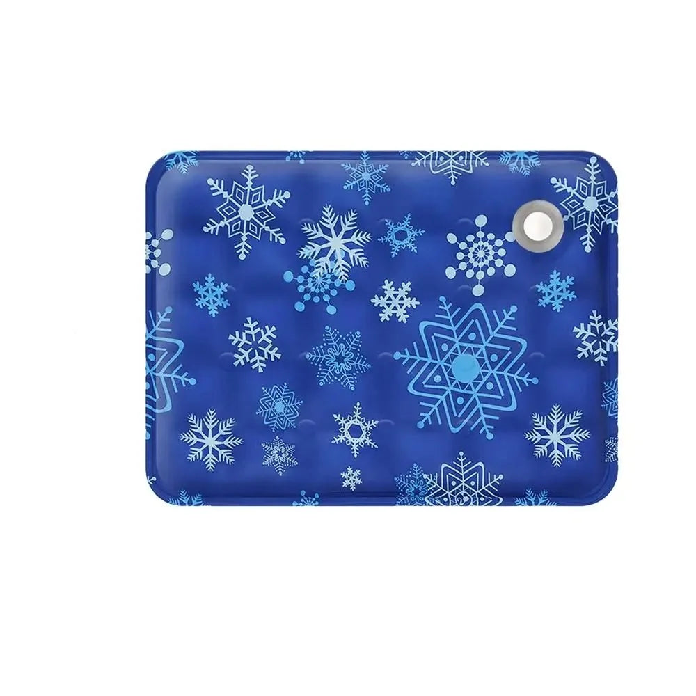 Packshot d'un tapis rafraichissant chat bleu foncé avec motifs flocons de neige stylisés. Ce coussin rafraichissant chat matelassé utilise un gel polymère pour une absorption thermique rapide. Coussin froid pour chat détouré sur fond blanc, idéal pour le référencement Google Shopping et la protection anti-canicule. Qualité Les Trésors d'Owka.