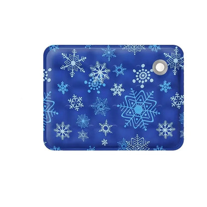 Packshot d'un tapis rafraichissant chat bleu foncé avec motifs flocons de neige stylisés. Ce coussin rafraichissant chat matelassé utilise un gel polymère pour une absorption thermique rapide. Coussin froid pour chat détouré sur fond blanc, idéal pour le référencement Google Shopping et la protection anti-canicule. Qualité Les Trésors d'Owka.