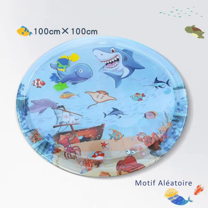 Tapis rafraichissant chat sensoriel à remplir d'eau, dimensions XXL 100cm x 100cm avec motifs marins (requin, dauphin, pieuvre). L'image présente ce grand coussin rafraichissant pour chat interactif et pliable. Tapis d'été robuste pour animaux, idéal comme tapis rafraichissant chien de taille moyenne. Qualité premium Les Trésors d'Owka.