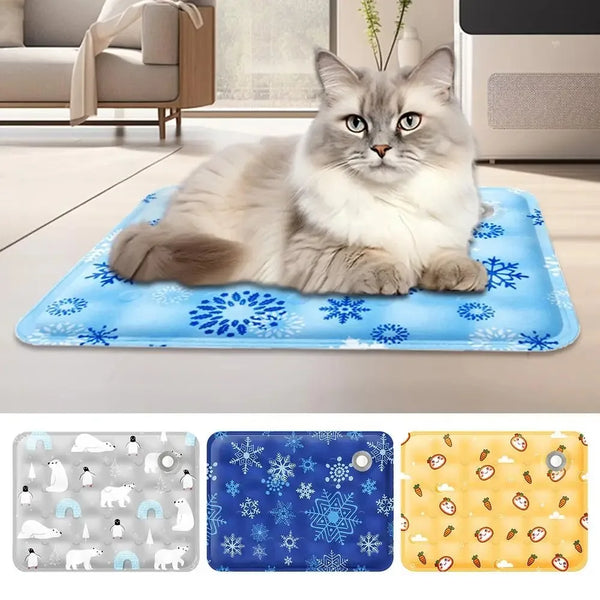 Chat à poils longs allongé sur un tapis rafraichissant chat bleu à motifs flocons. En bas, présentation des variantes : gris avec ours polaires, bleu foncé et jaune avec motifs carottes. Ce coussin rafraichissant chat matelassé est un coussin froid pour chat idéal contre la canicule. Qualité Les Trésors d'Owka.