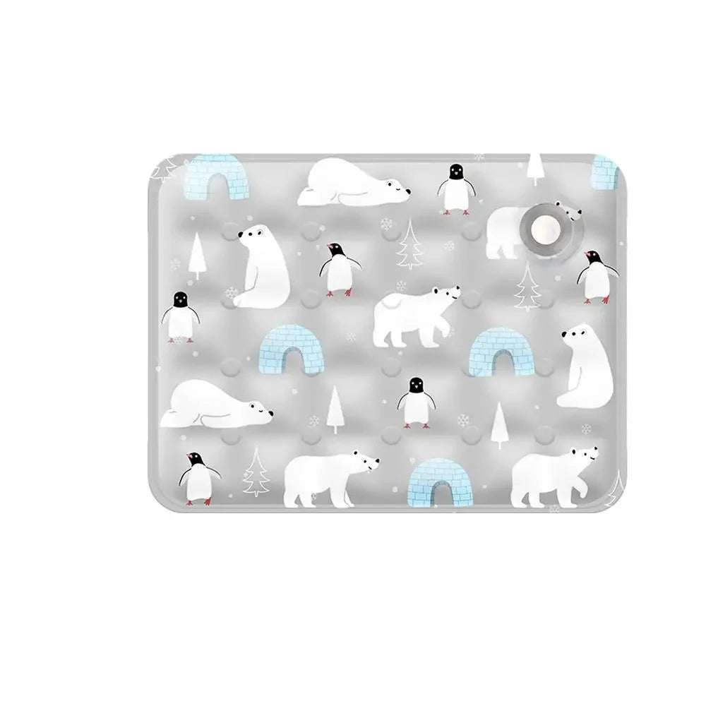 Packshot d'un tapis rafraichissant chat gris clair avec illustrations d'ours polaires, pingouins et igloos. Ce coussin rafraichissant chat matelassé au gel haute performance offre une fraîcheur immédiate. Coussin froid pour chat détouré sur fond blanc, idéal pour le référencement e-commerce et la protection contre la canicule. Qualité Les Trésors d'Owka.