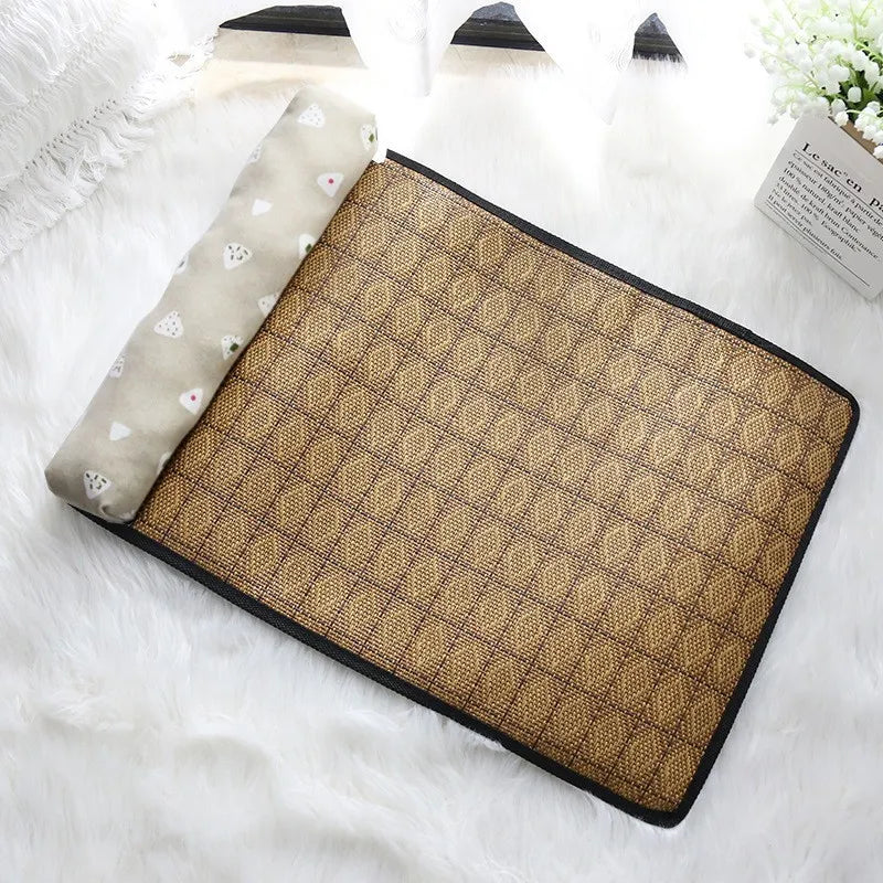 Vue de dessus d'un tapis rafraichissant chat en rotin naturel tressé avec oreiller à motifs onigiri beige. L'image présente ce coussin rafraichissant chat écologique conçu pour une régulation thermique saine sans gel ni électricité. Coussin froid pour chat durable, facile à nettoyer et idéal pour la canicule. Qualité Les Trésors d'Owka.
