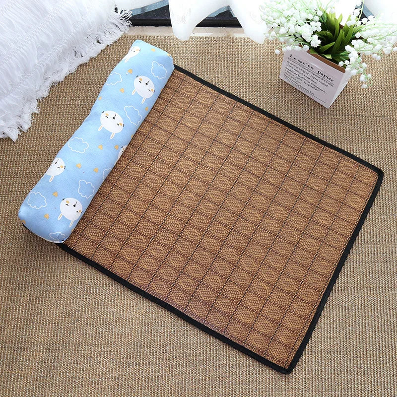 Vue de dessus d'un tapis rafraichissant chat en fibres de rotin tressées avec oreiller bleu ciel à motifs nuages. L'image présente ce coussin rafraichissant chat écologique conçu pour une régulation thermique passive. Alternative saine au coussin froid pour chat traditionnel, idéal pour l'été et la canicule. Qualité Les Trésors d'Owka.