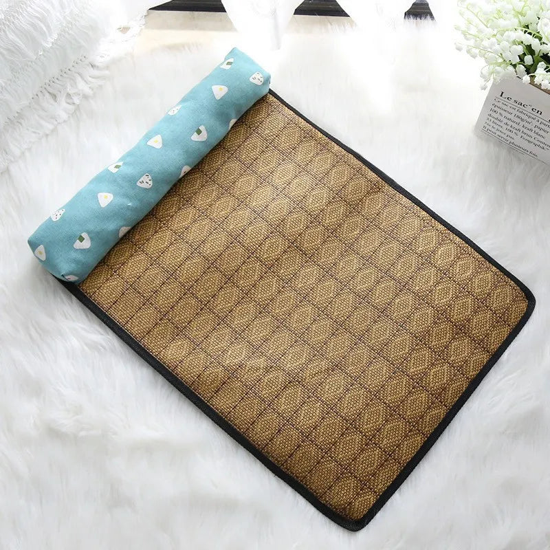 Vue de dessus d'un tapis rafraichissant chat en rotin naturel tressé avec oreiller bleu motif onigiri. L'image présente ce coussin rafraichissant chat en fibres végétales offrant une barrière thermique contre la canicule. Alternative saine au coussin froid pour chat traditionnel, sans gel ni électricité. Qualité Les Trésors d'Owka.