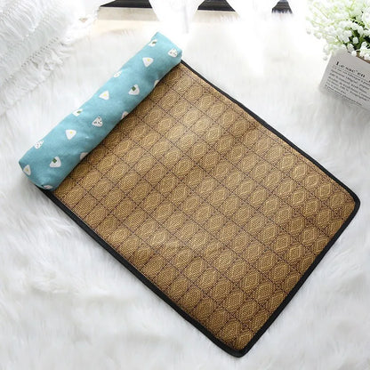 Vue de dessus d'un tapis rafraichissant chat en rotin naturel tressé avec oreiller bleu motif onigiri. L'image présente ce coussin rafraichissant chat en fibres végétales offrant une barrière thermique contre la canicule. Alternative saine au coussin froid pour chat traditionnel, sans gel ni électricité. Qualité Les Trésors d'Owka.