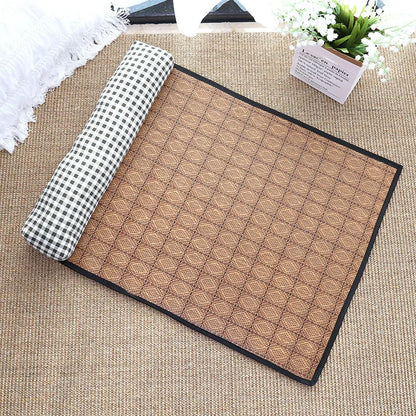 Vue de dessus d'un tapis rafraichissant chat en rotin naturel tressé avec oreiller à carreaux gris et blancs. L'image présente ce coussin rafraichissant chat écologique conçu pour réguler la chaleur corporelle sans électricité. Alternative saine au coussin froid pour chat traditionnel, idéal pour l'été et la canicule. Qualité Les Trésors d'Owka.