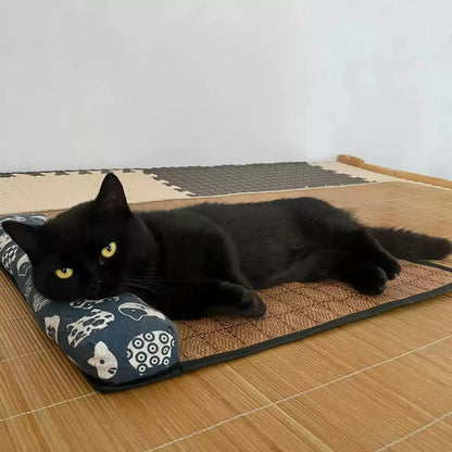 Tapis rafraîchissant chat en rotin naturel montrant un chat noir allongé au frais avec sa tête sur le repose-tête à motifs. Ce coussin rafraîchissant chat écologique offre une surface froide sans électricité. Idéal comme coussin froid pour chat haute qualité pour prévenir les coups de chaleur. Qualité Les Trésors d'Owka.