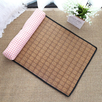 Vue de dessus d'un tapis rafraichissant chat en rotin naturel tressé avec oreiller à carreaux rose et blanc. L'image présente ce coussin rafraichissant chat écologique conçu pour réguler la température sans gel chimique. Coussin froid pour chat durable et respirant, idéal pour la canicule. Qualité premium Les Trésors d'Owka.