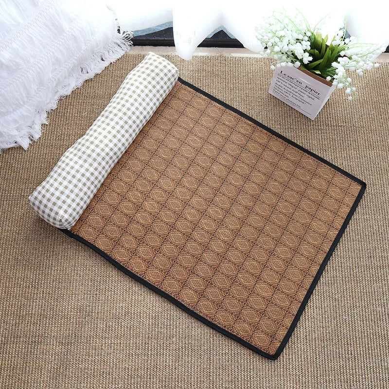 Tapis rafraichissant chat en rotin naturel tressé avec oreiller à carreaux beiges et blancs. L'image montre ce coussin rafraichissant chat écologique posé dans un salon lumineux. Alternative saine et durable au coussin froid pour chat traditionnel, régulant la chaleur corporelle sans électricité. Qualité Les Trésors d'Owka.