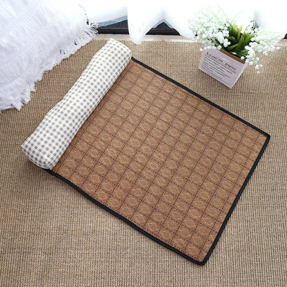 Tapis rafraichissant chat en rotin naturel tressé avec oreiller à carreaux beiges et blancs. L'image montre ce coussin rafraichissant chat écologique posé dans un salon lumineux. Alternative saine et durable au coussin froid pour chat traditionnel, régulant la chaleur corporelle sans électricité. Qualité Les Trésors d'Owka.