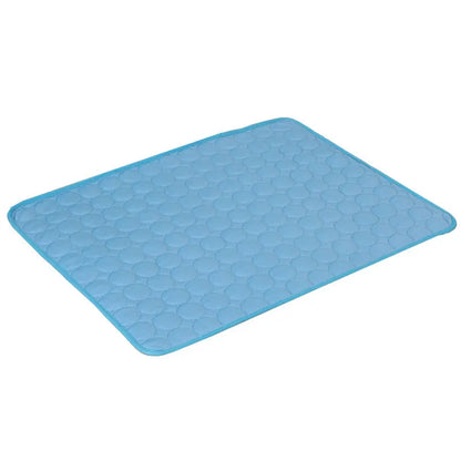 Tapis rafraichissant chien et chat bleu azur au design matelassé circulaire détouré sur fond blanc. L'image présente ce coussin rafraichissant pour chat léger, respirant et auto-rafraîchissant. Matelas d'été souple idéal comme tapis rafraichissant chat pour sol et panier. Qualité supérieure Les Trésors d'Owka.
