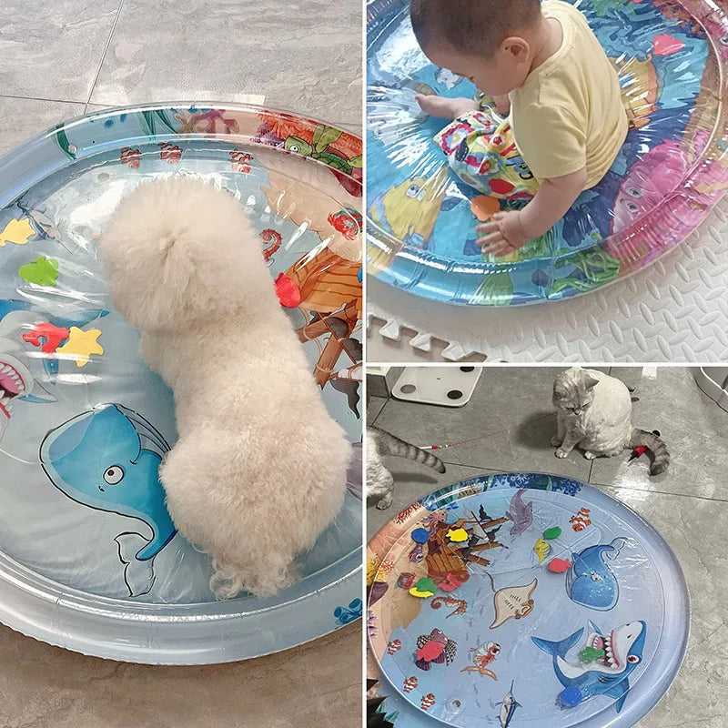 Montage montrant un tapis rafraichissant chien et chat sensoriel à remplir d'eau utilisé par un chien, un chat et un enfant. L'image présente ce coussin rafraichissant pour chat interactif avec motifs marins. Tapis d'été résistant, ludique et auto-refroidissant, idéal comme tapis rafraichissant chat pour toute la maison. Qualité Les Trésors d'Owka.