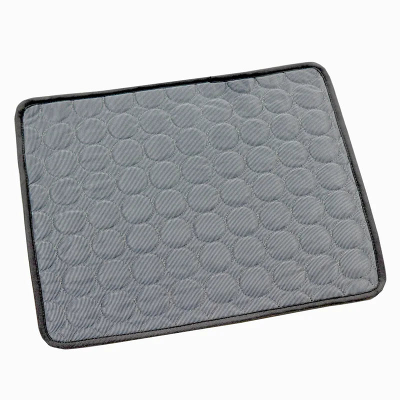 Tapis rafraichissant chien et chat gris foncé anthracite au design matelassé circulaire détouré sur fond blanc. L'image présente ce coussin rafraichissant pour chat en textile technique soie glacée et maille respirante. Matelas d'été moderne et résistant, idéal comme tapis rafraichissant chat pour tout type d'animaux. Qualité Les Trésors d'Owka.