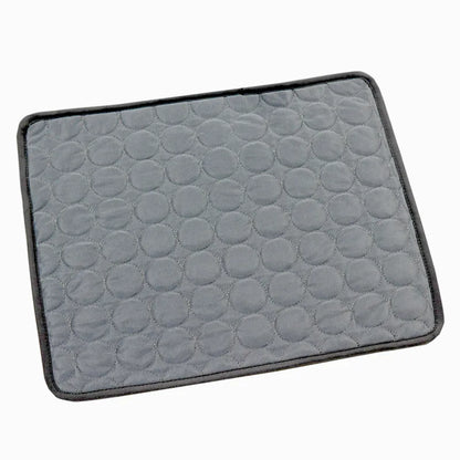 Tapis rafraichissant chien et chat gris foncé anthracite au design matelassé circulaire détouré sur fond blanc. L'image présente ce coussin rafraichissant pour chat en textile technique soie glacée et maille respirante. Matelas d'été moderne et résistant, idéal comme tapis rafraichissant chat pour tout type d'animaux. Qualité Les Trésors d'Owka.