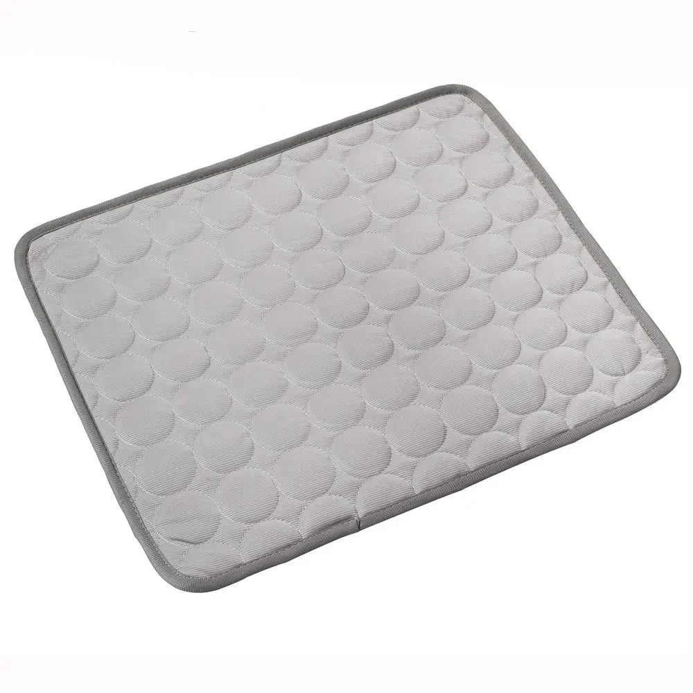 Tapis rafraichissant chien et chat gris argenté au design matelassé détouré sur fond blanc. L'image présente ce coussin rafraichissant pour chat en textile technique auto-rafraîchissant et respirant. Matelas d'été élégant et fin, idéal comme tapis rafraichissant chat pour canapé ou sol. Qualité Les Trésors d'Owka.