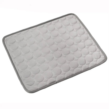 Tapis rafraichissant chien et chat gris argenté au design matelassé détouré sur fond blanc. L'image présente ce coussin rafraichissant pour chat en textile technique auto-rafraîchissant et respirant. Matelas d'été élégant et fin, idéal comme tapis rafraichissant chat pour canapé ou sol. Qualité Les Trésors d'Owka.