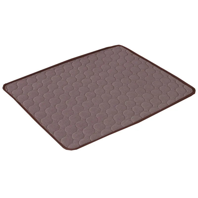 Tapis rafraichissant chien et chat marron chocolat au design matelassé circulaire détouré sur fond blanc. L'image présente ce coussin rafraichissant pour chat en textile technique auto-rafraîchissant, respirant et pliable. Matelas d'été élégant et discret, idéal comme tapis rafraichissant chat pour le sol, le canapé ou un panier. Qualité prestige Les Trésors d'Owka.